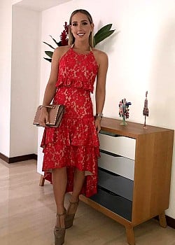 Vanessa Pose